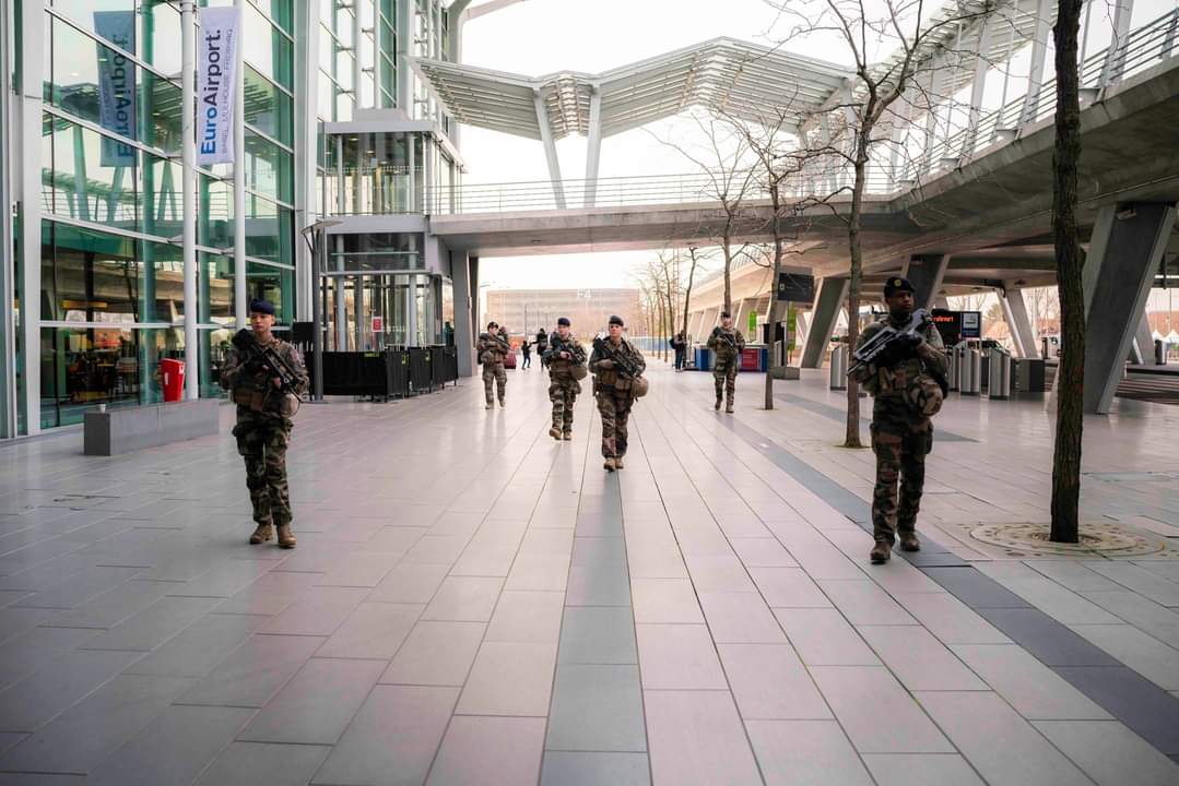 Retour sur la mission Sentinelle du #Rmed Les militaires du Rmed à l’Aéroport de Mulhouse veillent à la sécurité du site lors de leurs nombreuses patrouilles. #BrigadeLogistique - B.LOG #ArméeDeTerre