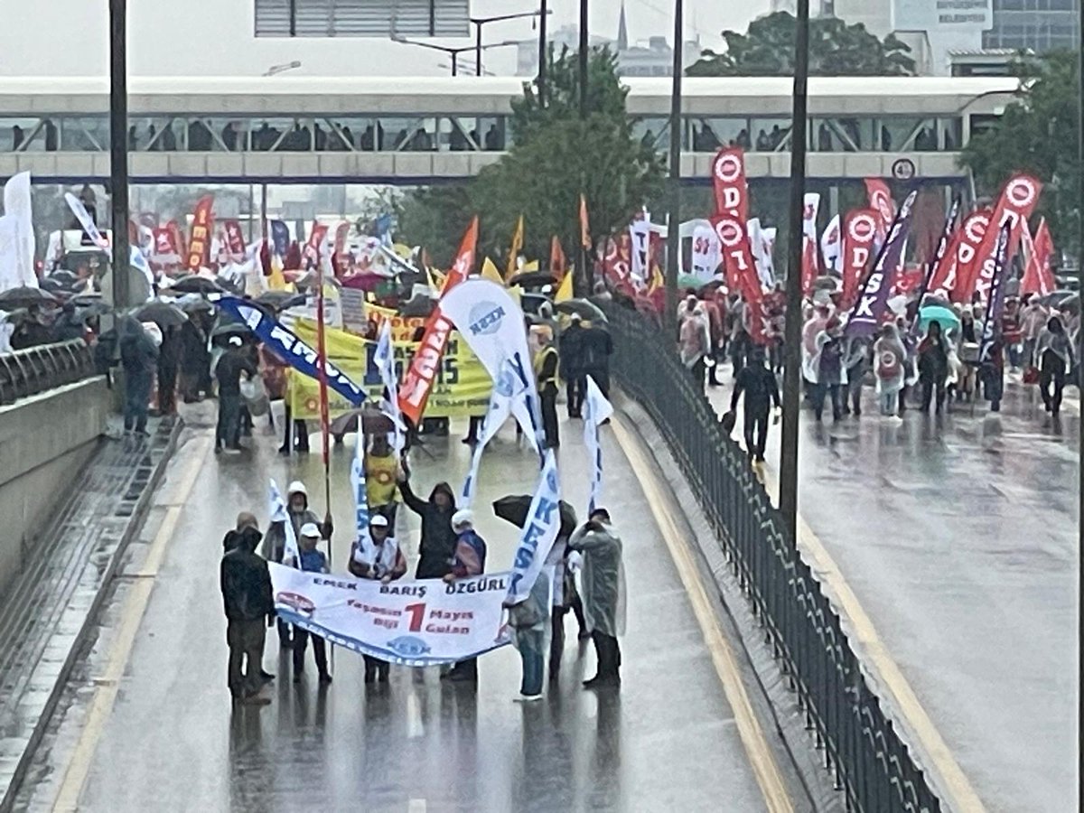 İşçilerin birlik mücadele ve dayanışma gününde Ankara’da sağanak yağmura rağmen emekçiler 1 Mayıs alanındalar. #1MAYIS