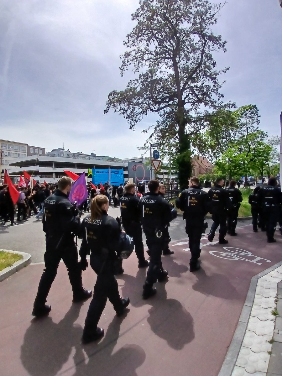 Sehr viele Cops um die Demo herum. @PP_Stuttgart haut ab! Wir brauchen euch hier nicht! 
#s0105 #stuttgart #1mai