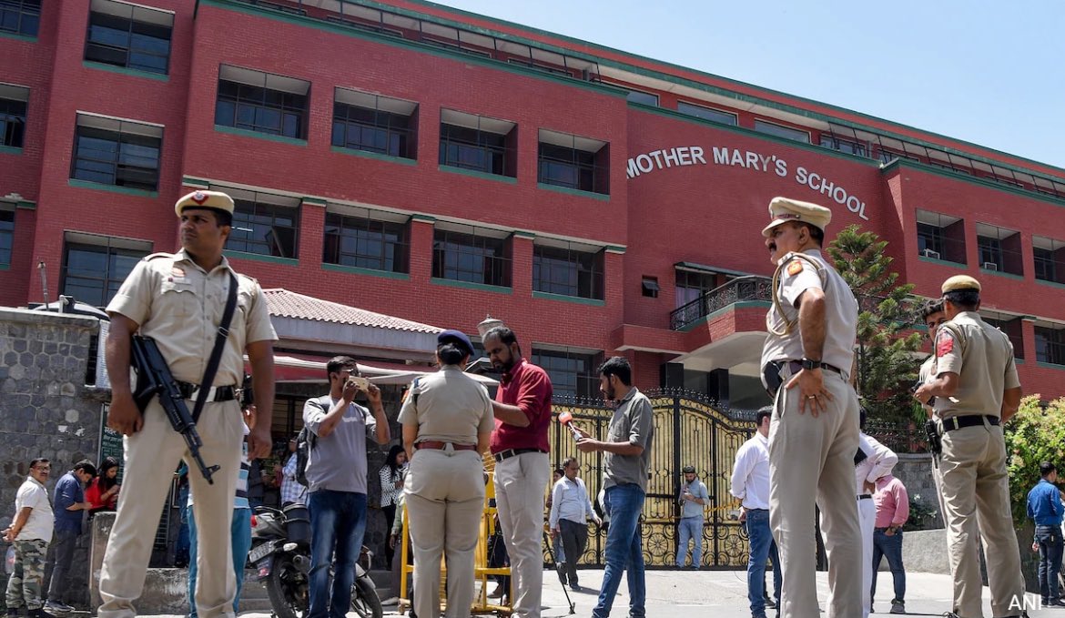 TheRealGMedia's tweet image. Delhi Police's Special Cell probes possible ISIS link to bomb hoax emails sent to schools in Delhi-NCR. Emails traced back to Russian domain; investigation now spans Russia and Pakistan. #DelhiPolice #TerrorThreat #BombHoax #Russia #Pakistan