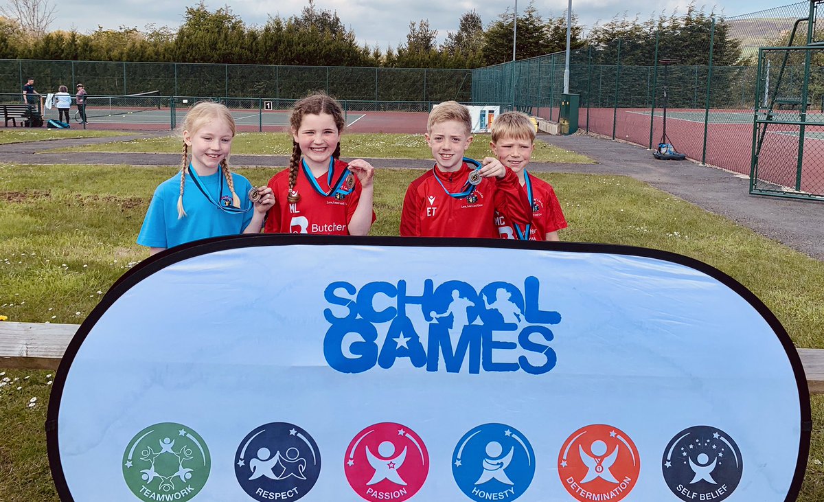 A fantastic, sunny morning of Tennis at HBSC with @BurySchoolGames and Sports Leaders from @woodheyhigh ! Amazing tennis! Big well done to @Hollymountbury and @GA_Bury ! 🎾 #TeamOLOL #OLOLPE #Y4OLOL #Y3OLOL 🎾