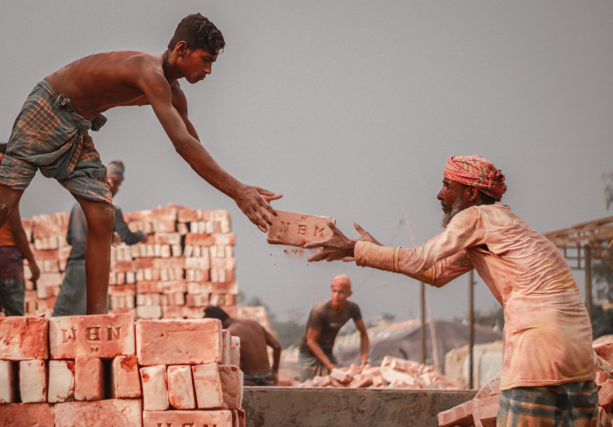 خون بیچ کر روٹی خرید لایا ہوں
اے امیرِ شہر بتا یہ حلال ہے یا حرام
#LabourDay2024 #LabourDay #LabourRights