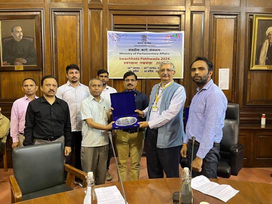 Sh. Umang Narula, Secretary, MoPA awarded Sections of Ministry who performed well during #SwachhataPakhwada 2024 for maintaining swachhata in office premises.