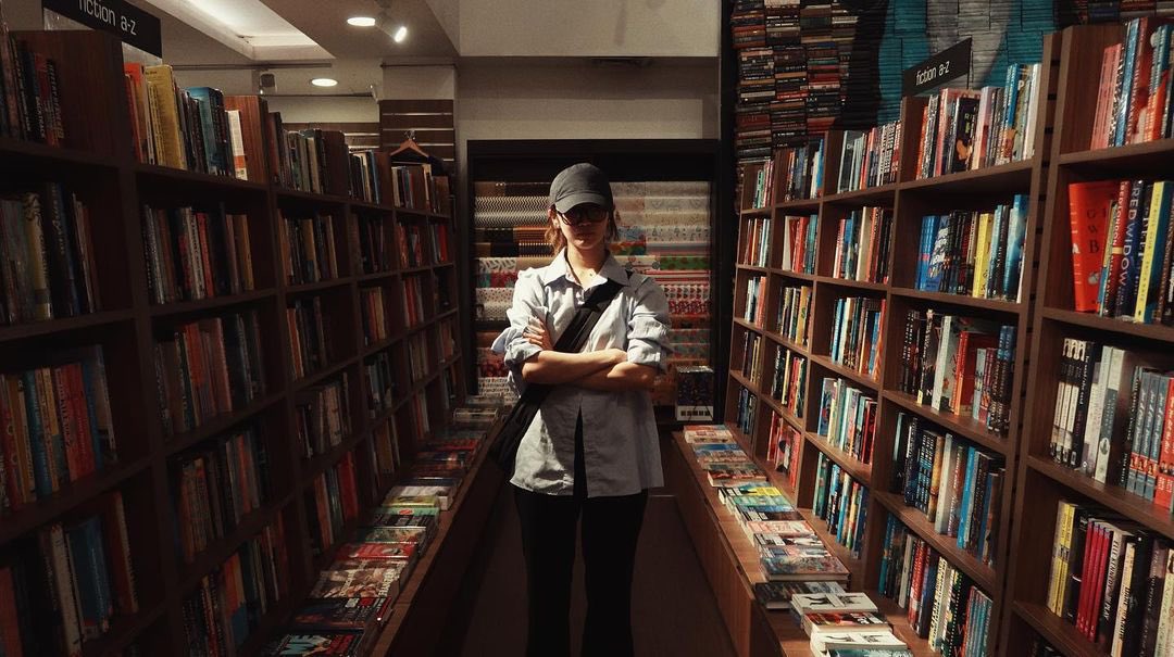 pov: im at a bookshop then a pretty girl walks in and our eyes meet and then we fall in love and get a cat and move in with each other and get married and live a nice life