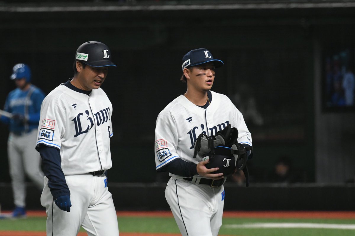 310Lions's tweet photo. ベンチ最前で声出したり、道具とかを率先して受け取りに行く
若手はマジでこういう姿見習った方がいいよ https://t.co/yTV1cjcTtd