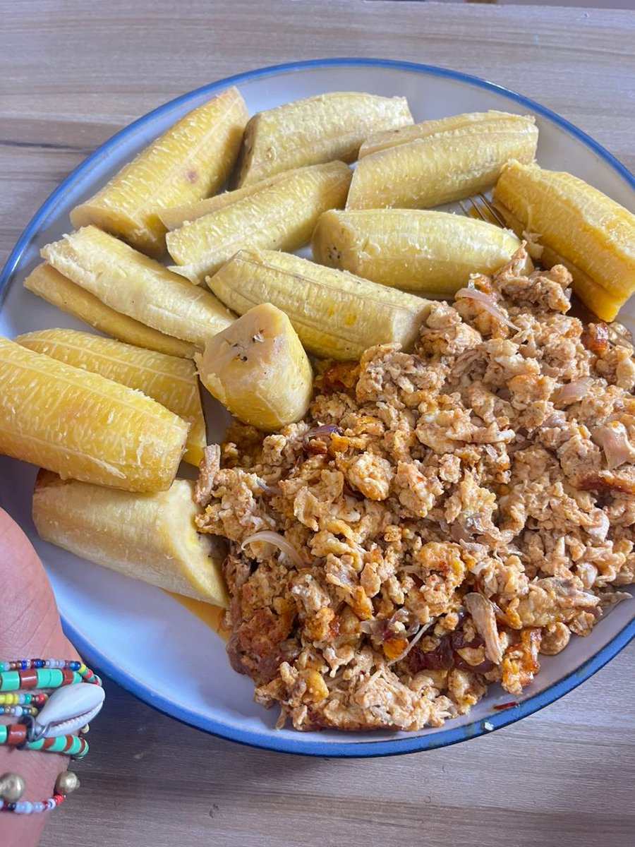 A beautiful Gm from me and my boiled plantain and scrambled eggs with shredded chicken....and welcome to my new followers, I love food,art and herbs 🤣💚