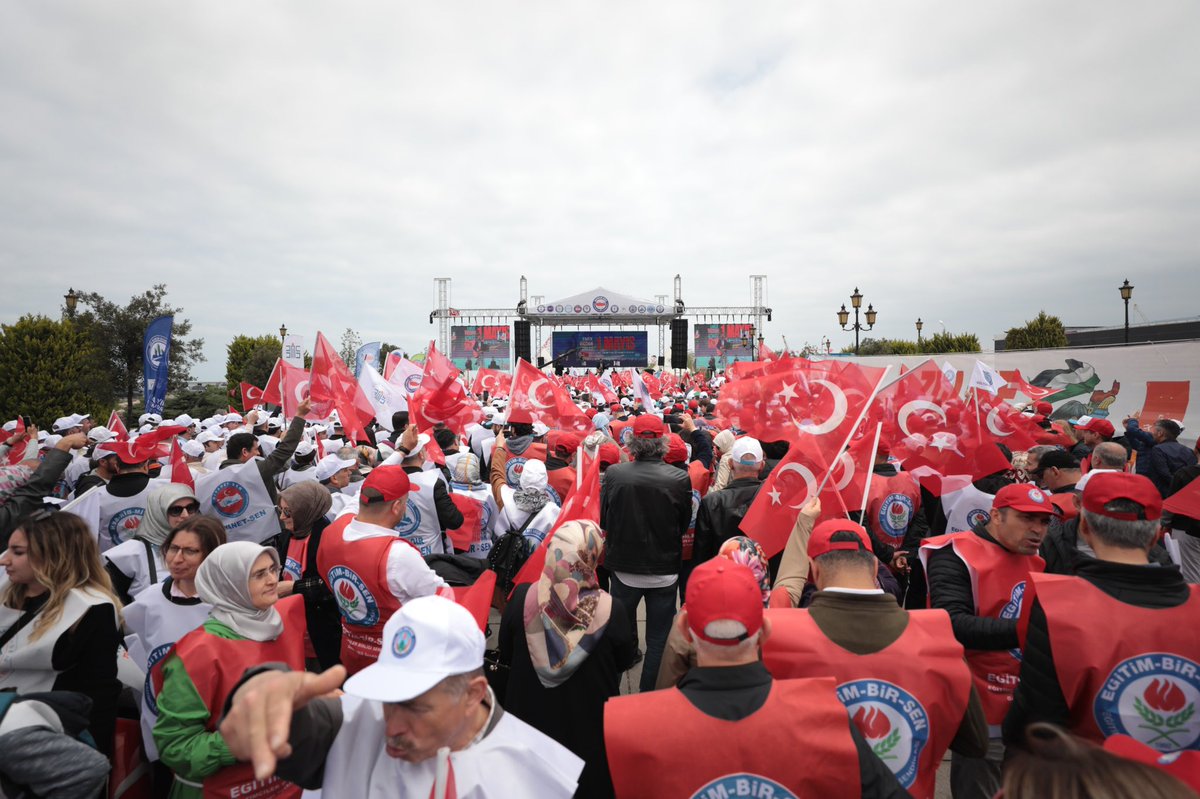 Dünyada adaletsizliğin zirve yaptığı, emeğin ve alınterinin horlandığı, ekonomik istikrarsızlığın her geçen gün derinleştiği bu zamanlarda emeğin gücüyle direniyor, insanlığın umudunu artırıyoruz. 

Milli gerlirden payımızı, gelir paylaşımında adaleti istiyor, mücalememizi bu