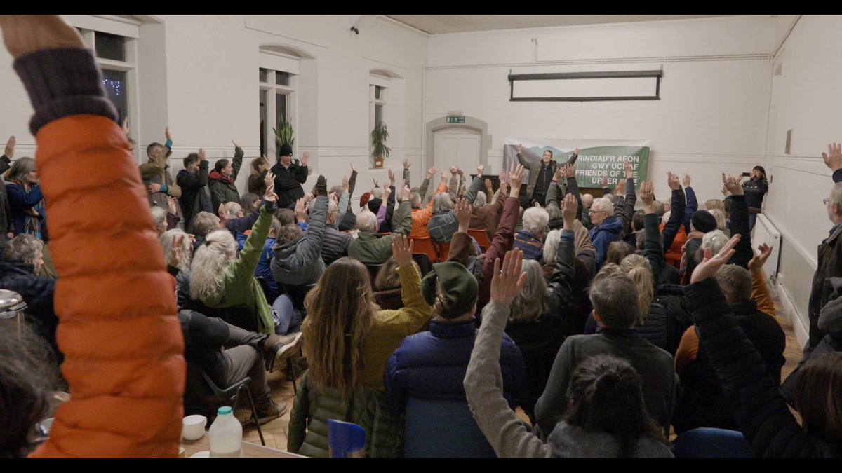 Flashback: this was the moment @OliverBullough led a public meeting in Hay-on-Wye, where the crowd voted overwhelmingly in favour of applying for bathing status. The people are determined to protect this river. We’re being failed by government.
