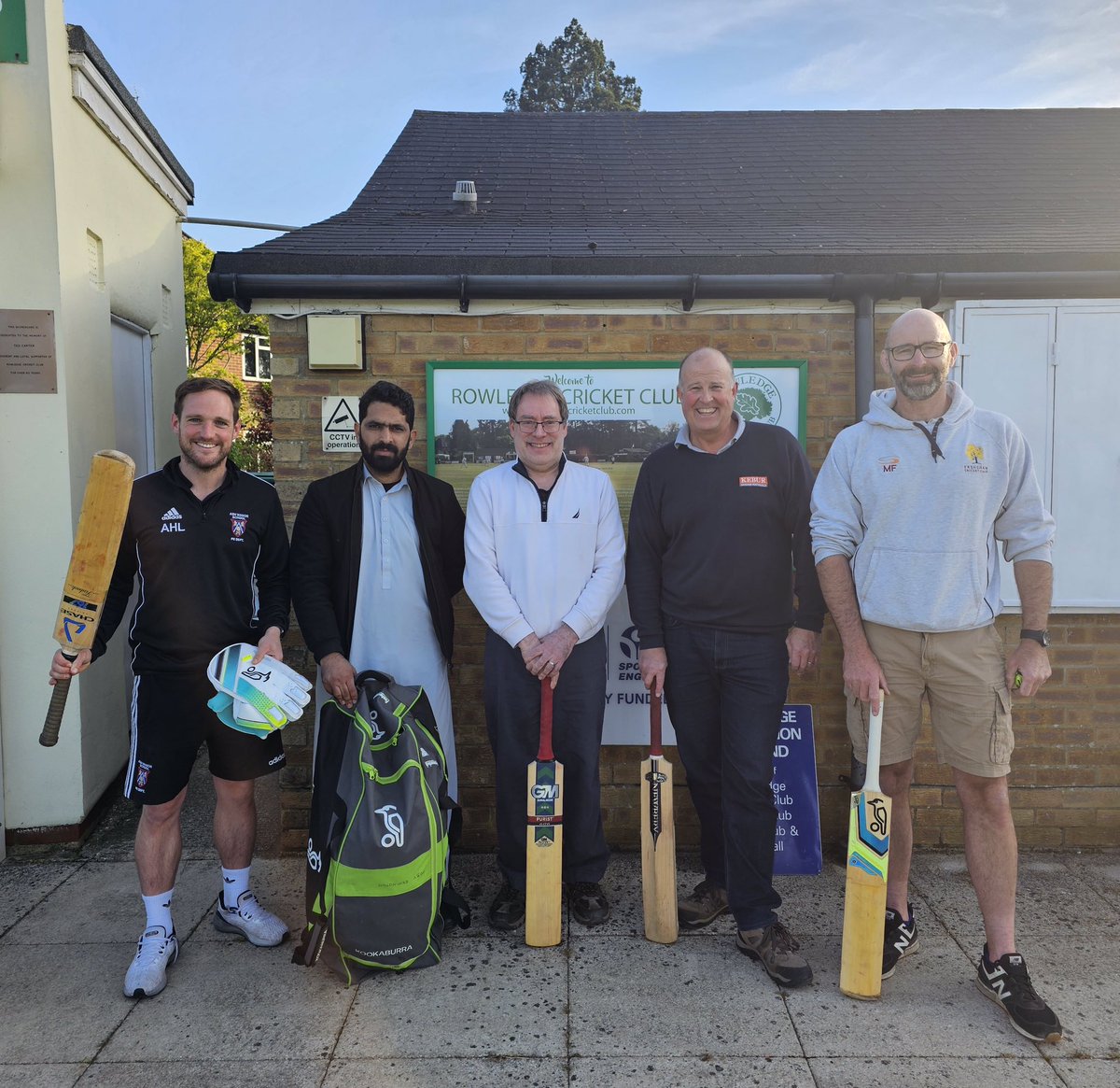 Cricket gear distributed to Ash Manor School & Gul (an Afghan refugee) from the 170 items of cricket gear donated to @RowledgeCC & @FrenshamCC through the Cricket Gear Reuse project organised by @UCAROffice supported by @surreycricket @SurreyCricketFd @flintoff11