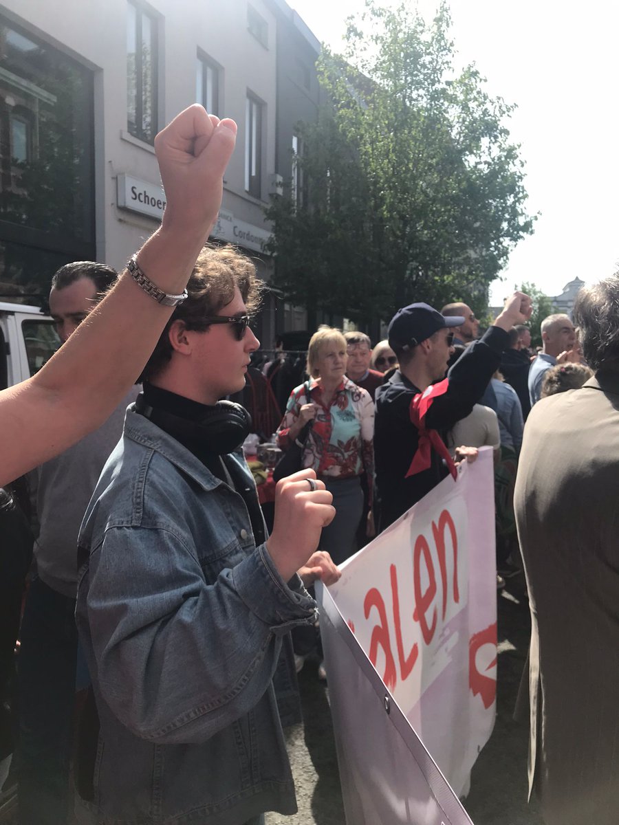 “Haal het geld waar het zit, belast de rijken!' Dat was onze hoofdslogan tijdens de #1mei stoet in Ronse. Veel volk, zon en ambiance. Het is duidelijk dat de werkende klasse snakt naar een linkse politiek. En daarvoor moet je bij de PVDA zijn natuurlijk 🌹 Prettige 1 mei ✊