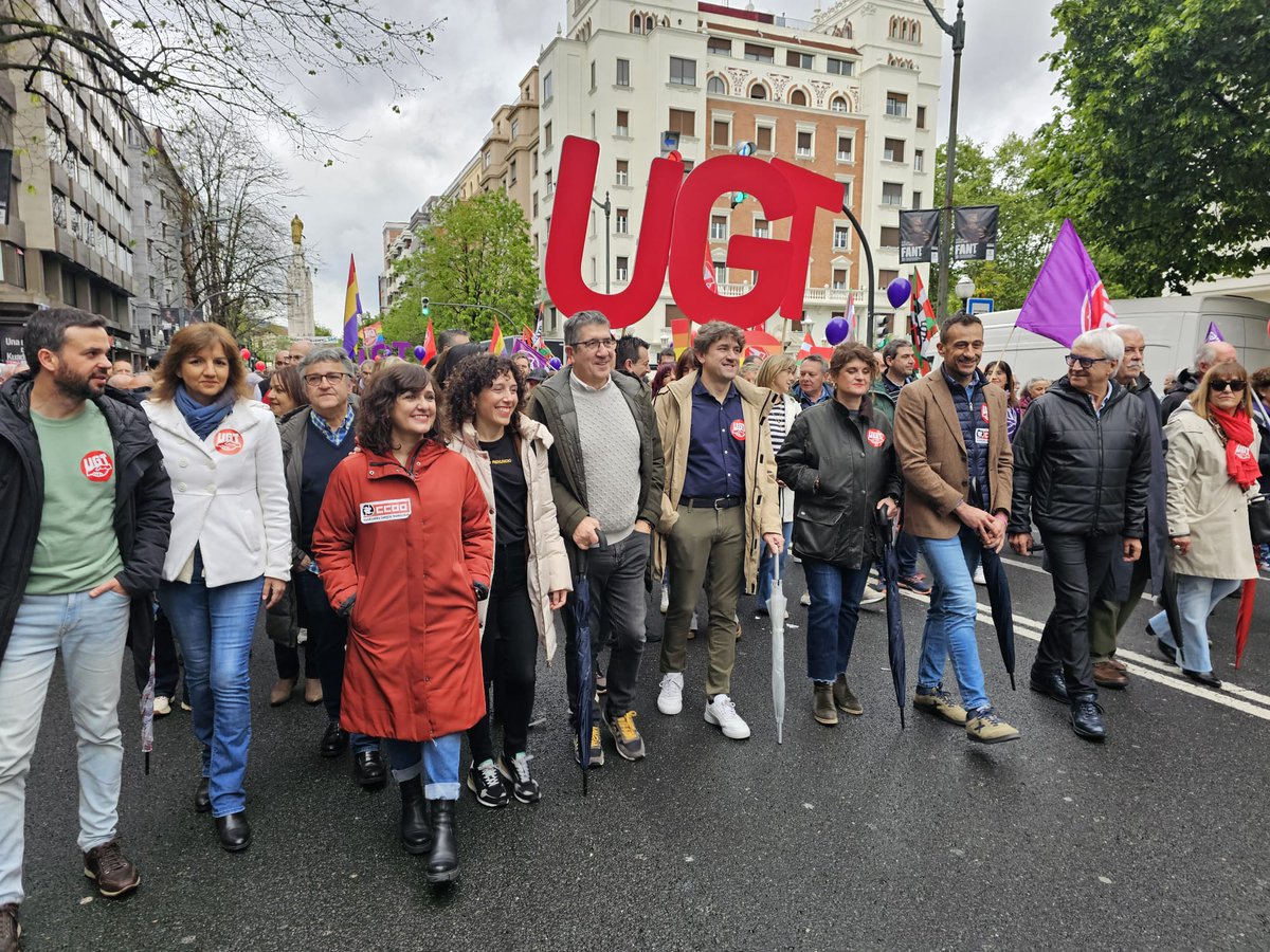 ✊️ Frente a los recortes de la derecha, DERECHOS. Manifestación del #DíadelTrabajador en Bilbao. Gora Maiatzaren Lehena! 🌹 ¡Viva el #1DeMayo!