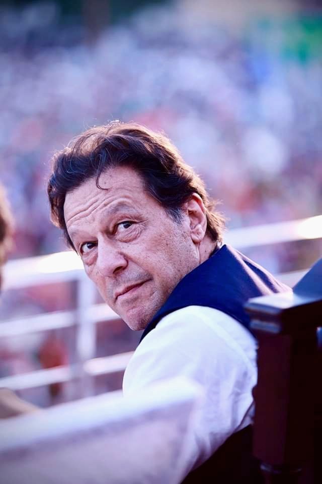 'Bowing down to this tyranny means the death of our nation, so I'll resist (this tyranny) until my last breath.' - Imran Khan 

#مفاہمت_نہیں_مزاحمت_کرو