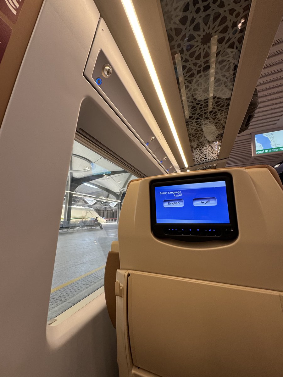 Gare de Médine + l’intérieur du TGV en business class pcq j’aime bien le business et j’aime bien la classe et j’aime bien les TGV