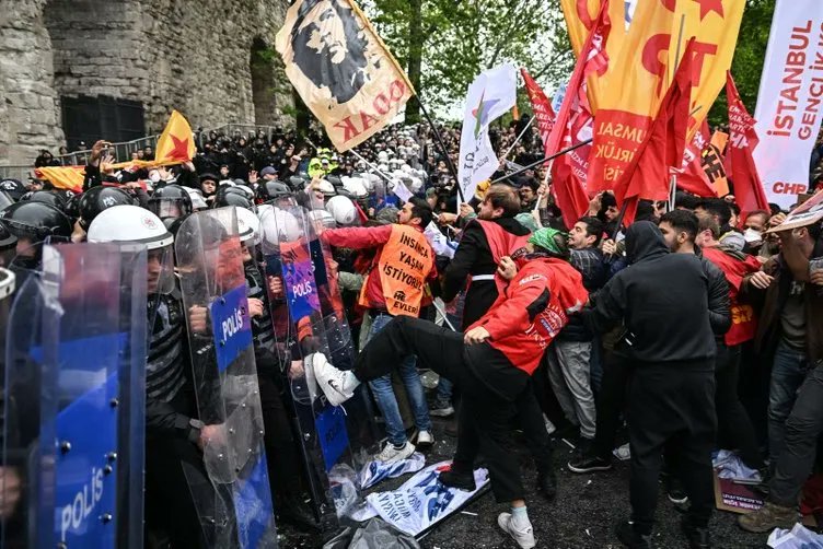 İyi bakın: 'İşçi, emekçi, toplantı ve gösteri yürüyüşü hakkını kullanıyor' dedikleri bunlar işte! Taksim bunlara açılsaydı, ne dükkan kalırdı, ne vatandaşın malı mülkü ve aracı! Vandal, barbar, terör örgütü destekçisi ve ülke düşmanı bunlar!