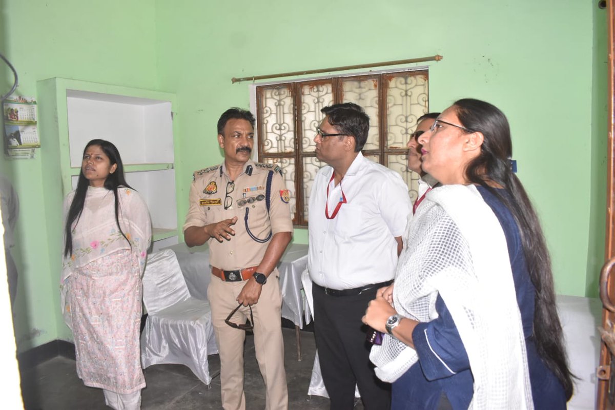 लो0सा0नि0-2024 के दृष्टिगत सामान्य प्रेक्षक, पुलिस प्रेक्षक, @dm_budaun व SSP #budaunpolice एवं अन्य अधि0गण द्वारा मतदान पेटिका रखने हेतु चिन्हित स्थल (स्ट्रॉंग रुम) का निरीक्षण किया गया तथा सम्बन्धित को आवश्यक दिशा-निर्देश दिये गये। #uppolice