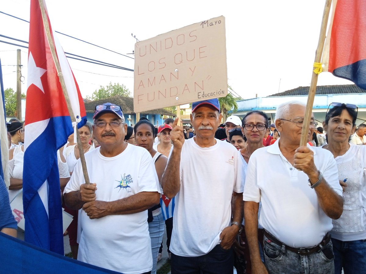 #Camagüey
Una vez más el mausoleo Ana Betancourt de Mora cobra vida con la presencia del Sector de la Educación en este Primero de Mayo #PorCubaJuntosCreamos
#CubaMined