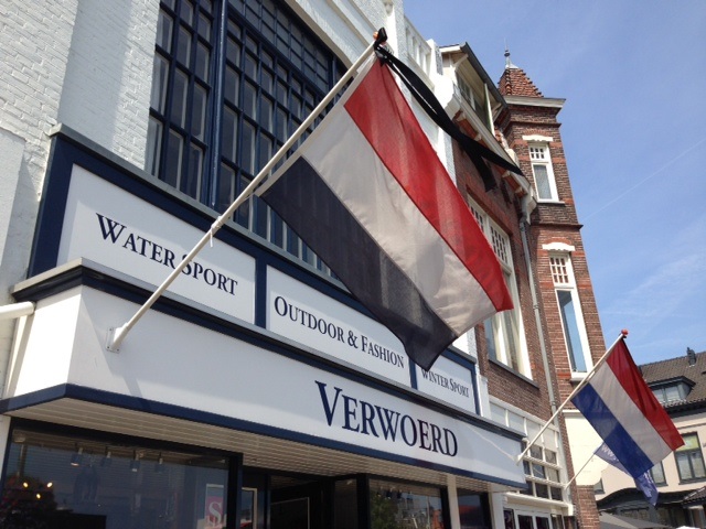 Hoe hoort het eigenlijk? Zaterdag 4 mei mag de vlag officieel halfstok vanaf 18:00 uur. Zondag 5 mei op bevrijdingsdag mag de vlag de hele dag in top! Beiden zonder oranje wimpel. GoSailing.nl #vlagprotocol