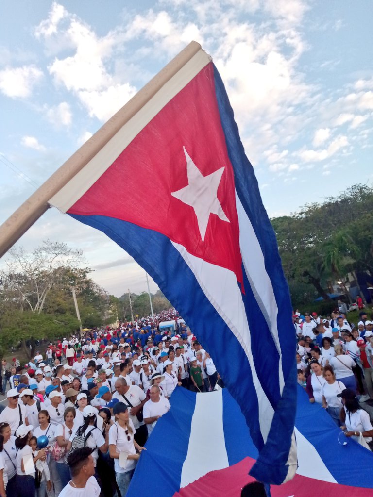 #Cuba desfila valiente Va con sonrisas y flores con sentimiento y colores y su bandera en el frente. Desbordada por su gente reparte pura emoción y palpita el corazón mientras todos desfilamos #PorCubaJuntosCreamos ¡Patria y Revolución! @ETECSA_Cuba #LasTunas #1roDeMayo