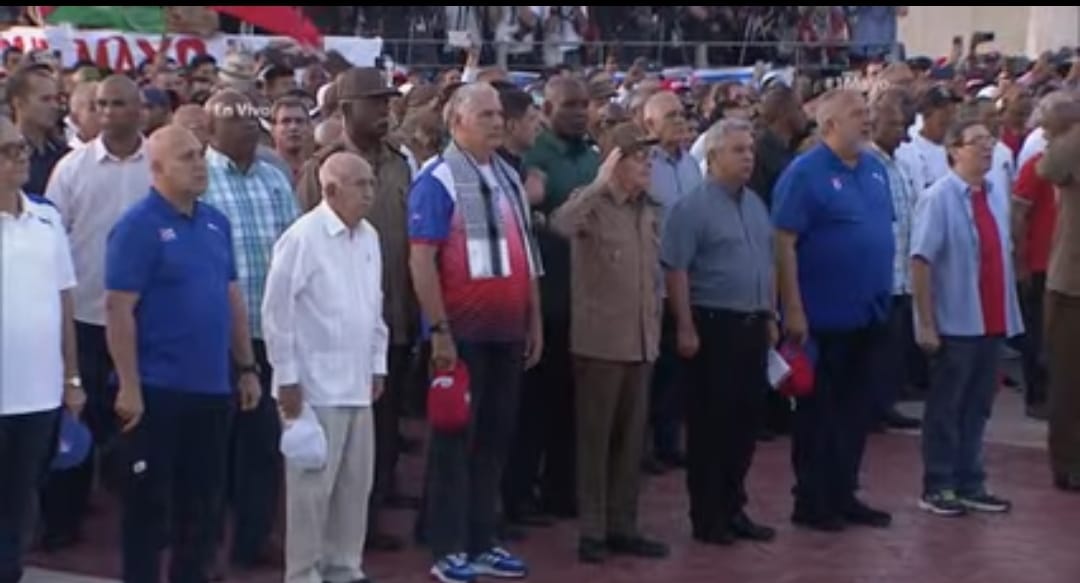 | #Cuba 🇨🇺 #CanalCaribe |

El General de Ejército, líder de la Revolución Cubana, Raúl Castro Ruz, participa de la celebración por el #1deMayo, Día Internacional de los Trabajadores, en la Tribuna Antiimperialista José Martí. 

#PorCubaJuntosCreamos