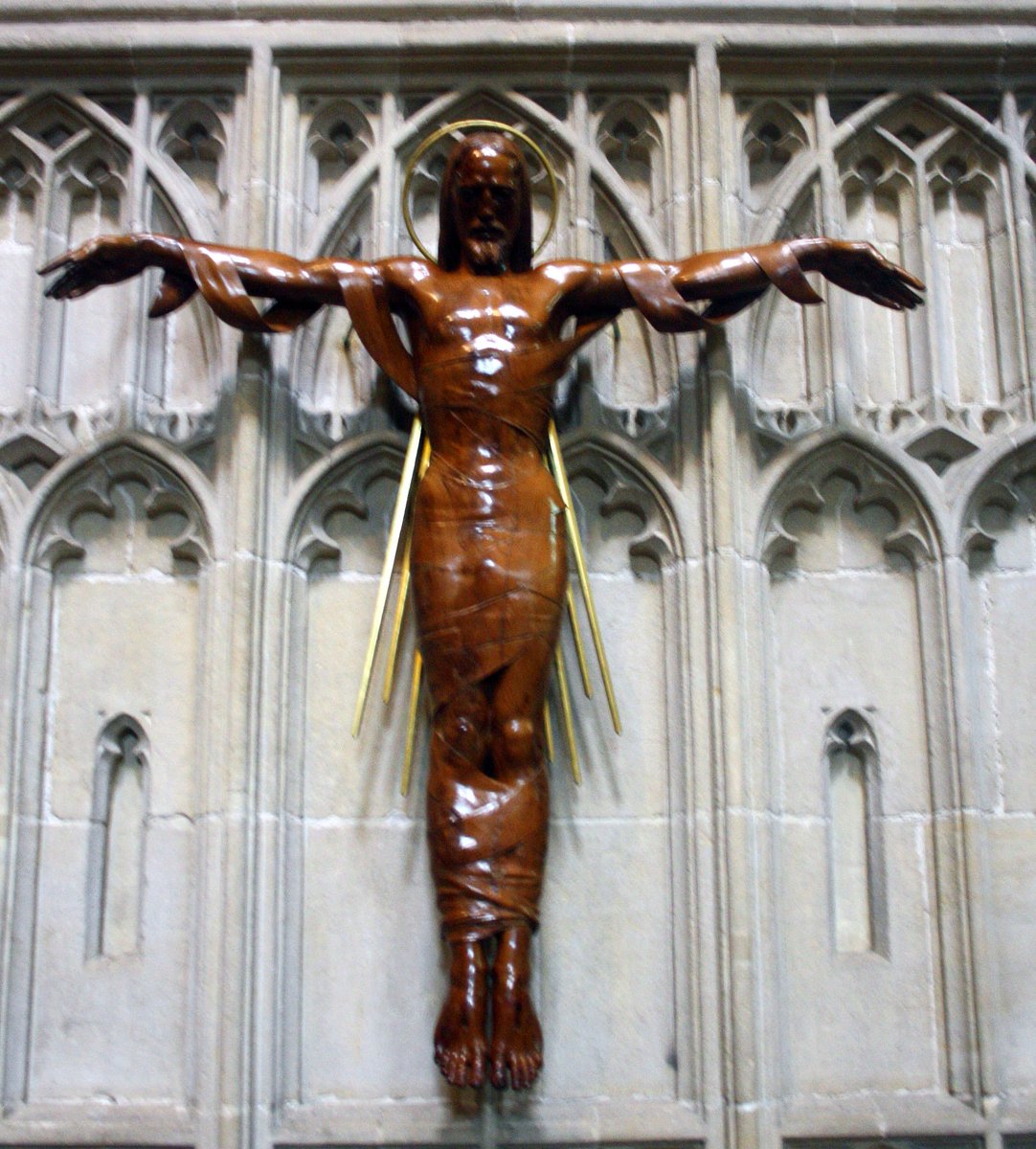 Cathedral Church of St. Andrew, Wells, Somerset. Craved wooden statue. Christ the Redeemer. 1956 by E. J. Clack. Photo: 17.04.2023. #Wells #Somerset #statue @Portaspeciosa