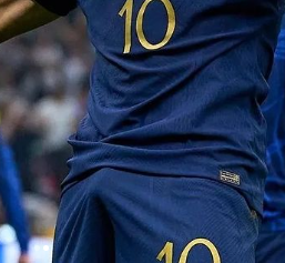 julien_hommen's tweet photo. Donc les musulmans veulent couvrir leurs genoux par "pudeur", mais ça les dérange pas d'afficher leur gros paquet devant des millions de gens? Arrêtez le foot c'est mieux?
#genoux #musulmans #grandremplacement #Islam https://t.co/RxdJKTVArC