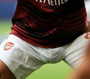 julien_hommen's tweet photo. Donc les musulmans veulent couvrir leurs genoux par "pudeur", mais ça les dérange pas d'afficher leur gros paquet devant des millions de gens? Arrêtez le foot c'est mieux?
#genoux #musulmans #grandremplacement #Islam https://t.co/RxdJKTVArC