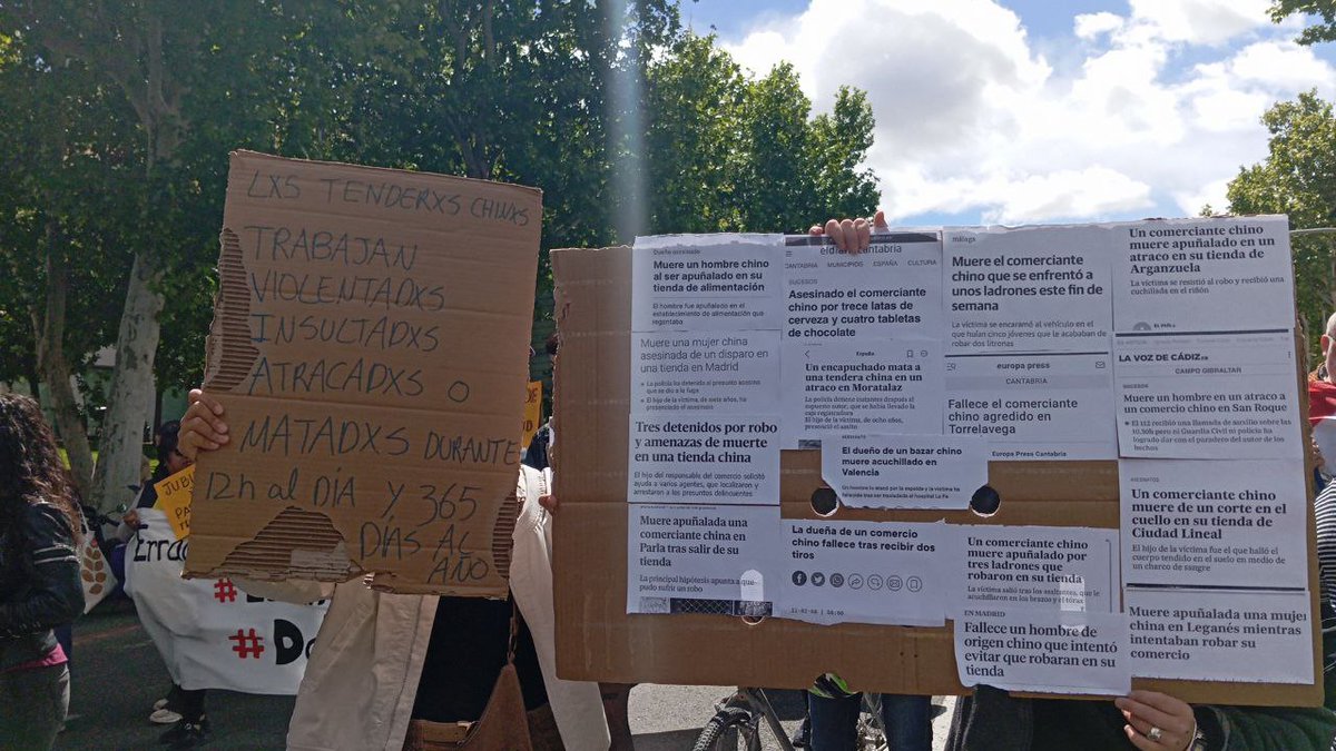 Nuestras compañeras trabajadoras del hogar y los cuidados de @sedoac en la manifestación del #1deMayoInterseccional de #Madrid 'No necesitamos reducción de jornada, necesitamos contratos de trabajo y acabar con el régimen de internas'. #RegularizacionYa por Justicia Social ✊🏽