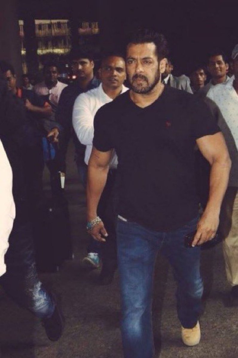 How does #SalmanKhan fucking maintain that physique. He looks damn handsome. Can’t wait for his outing with @ARMurugadoss