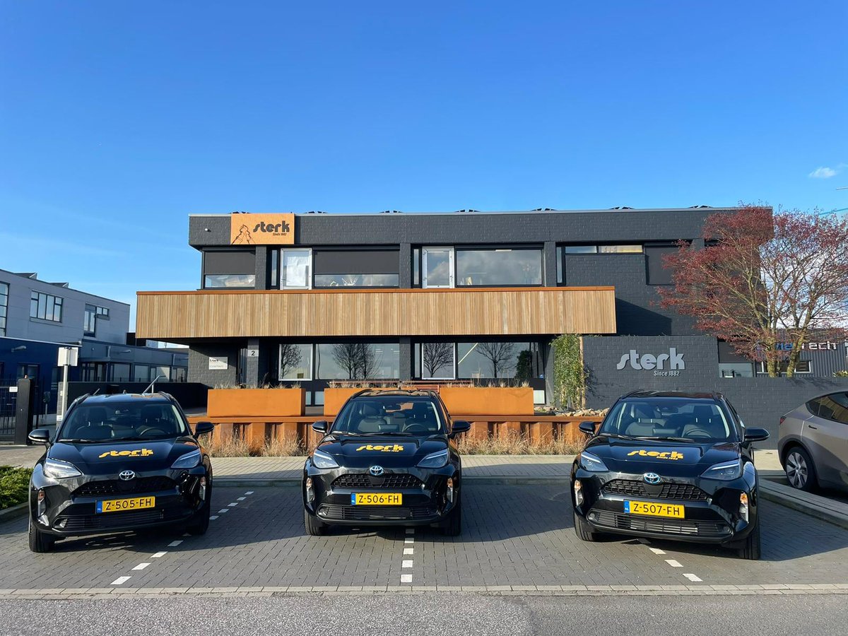 Mooie nieuwe aanwinst, deze 3 hybride auto's voor de langere afstanden. Hou je ogen op de weg (sowieso erg verstandig 😉), misschien zie je ons wel voorbij rijden.

#SterkBV #Innoverendfunderend #bedrijfsauto's #samensterk