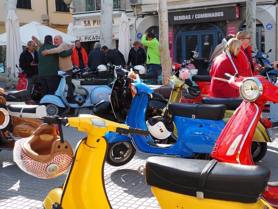 XIII trobada de Vespas . Els Amics Vespers de sa Pobla avui fan la seva volta i els hem acompanyat a sa sortida. Segur que disfrutaran amb aquest dia tan guapo.