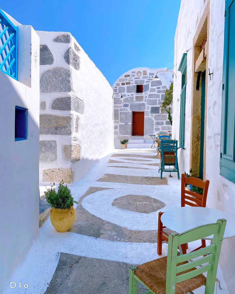 Although it belongs to the #Dodecanese island group, #Astypalea has the characteristic Cycladic architecture. Cubic whitewashed houses and churches, narrow alleys, blue windows & wooden balconies create a unique Cyclades-like atmosphere that will blow you away.
📷 diokaminaris