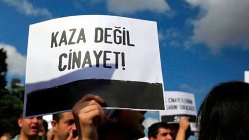 Adıyaman'da #1Mayıs İşçi Bayramı'nda inşaatta çalışan ve üzerine inşaat kalıbı düşen 24 yaşındaki mülteci işçi yaşamını yitirdi.