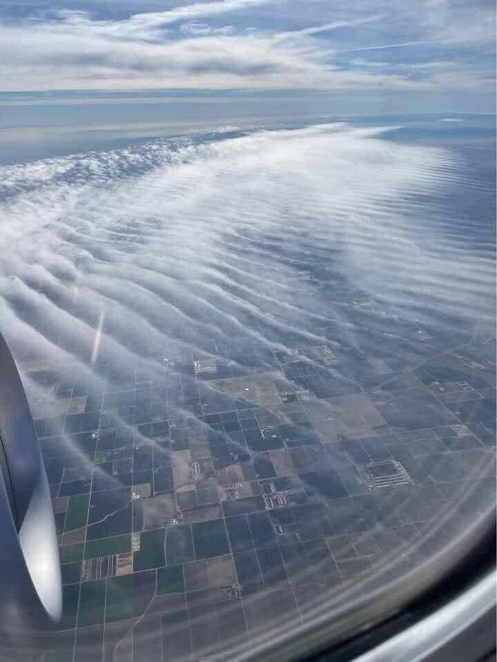 Eines der besten Fotos zum Beweis der Wettermanipulation: es zeigt deutlich die Skalarwellen, die von den Mikrowellen gebildet werden, die durch Doppler-Radar und HAARP in unseren Himmel gelenkt werden.