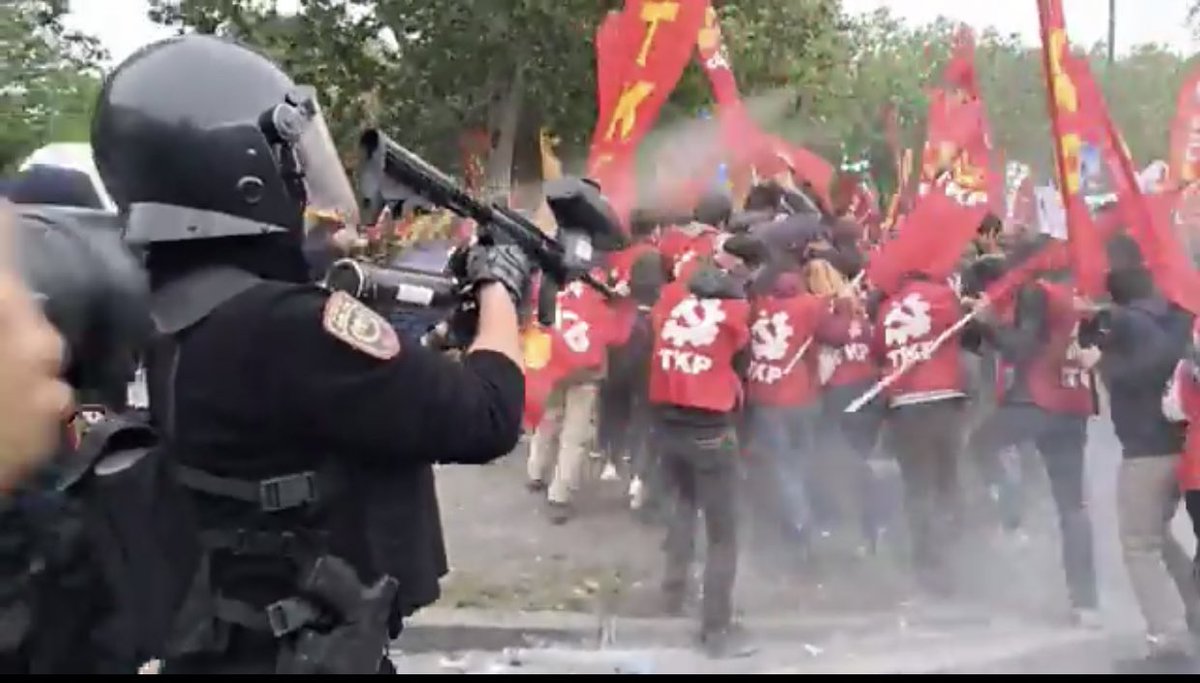 SelcukBagis's tweet photo. "Ne barbarın tehdidi, ne dişleri kıran elektrik, 

Dalga dalga yayılan bu rüzgarı durdurabilir!"

#1MAYIS https://t.co/UK8uR1rErP