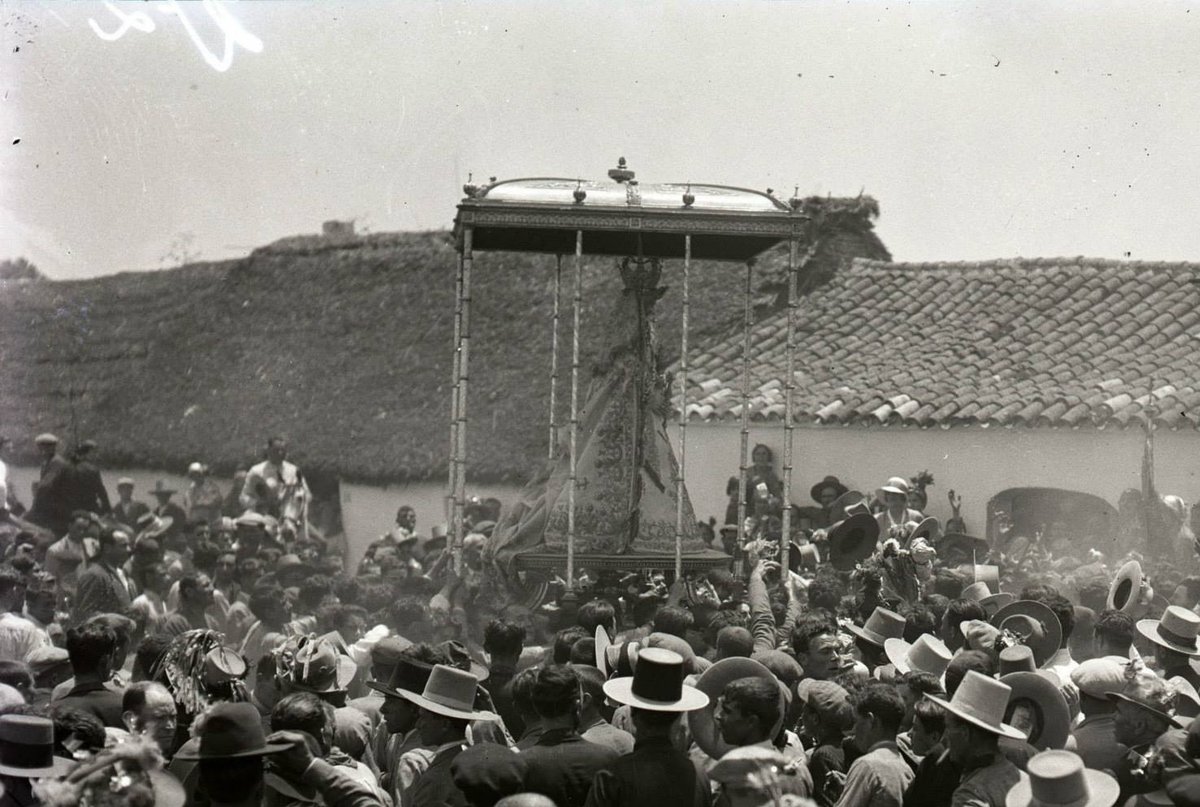Eres nuestra primavera,
Rocío, Ave María.