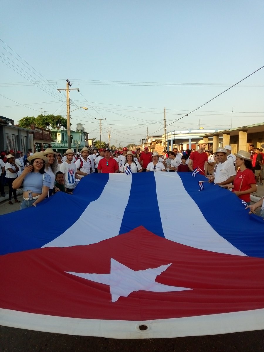 HenryGonzalezLi's tweet photo. Jovenes de la Empresa Agroindustrial Victoria de Girón encabezan el desfile por este primero de Mayo. #AgroindustrialVictoriadeGiron #JagueyEnVictoria #MatancerosEnVictoria @JanyMartnez10 @InesMChapman @HumbertoSu6049 https://t.co/WBkFaYydgF