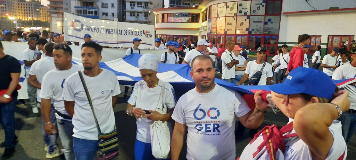 Los trabajadores de la industria del #reciclaje celebrando el #1deMayo en la Tribuna Antimperialista #CubaRecicla #RecuperamosValores