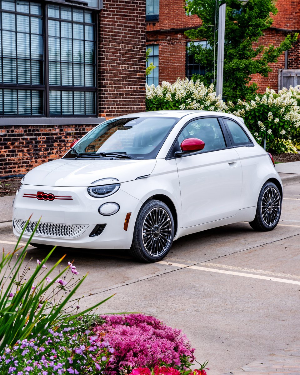 If you’re looking for an authentically Italian and entertaining ride, look no further than the @FiatUSA 500e. Its iconic style, discernible design and up for anything personality make the 500e easy to fall in love with. Head to fiatusa.com to learn more. #Fiat500e