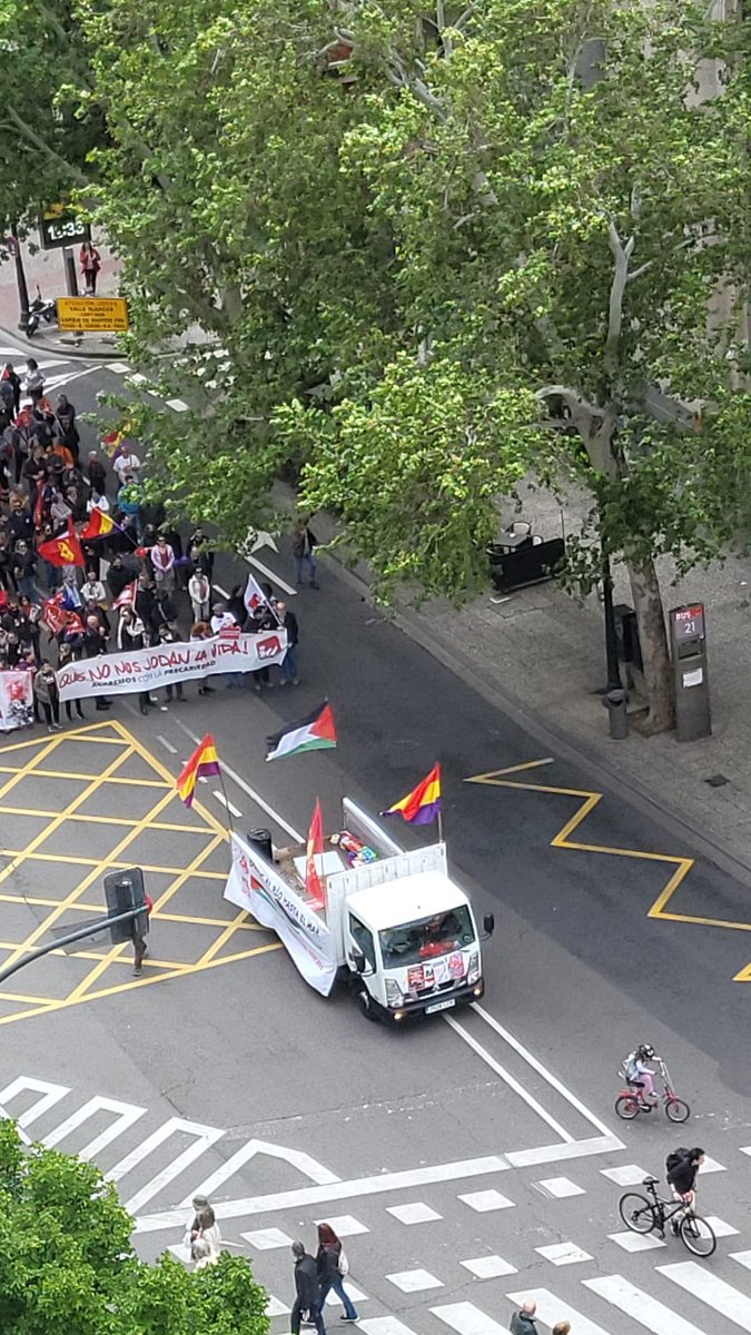 Cabecera de la mani de Zaragoza. Ninguna bandera de España pero sí de Palestina. Deben de luchar por los derechos laborales de los de allí, por lo visto.