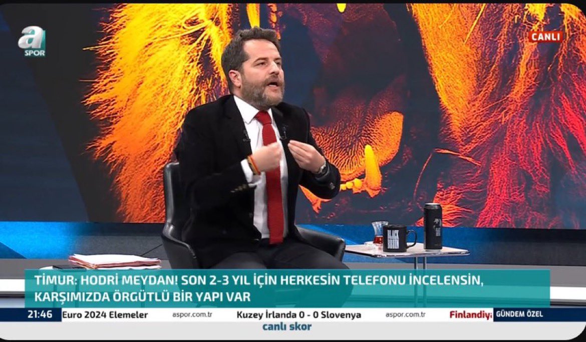 Erden Timur, Türk Futbolunun başına gelmiş en büyük değerdir. Türkiye’de futbolu en üst seviyelere taşıdı. Ve bu adamı yemeye çalışıyorlar. Biz sonuna kadar arkasında duracağız.