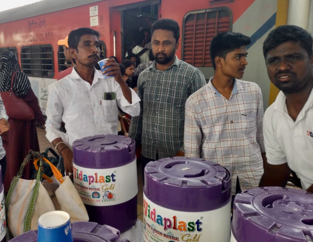 During the hot weather, Free drinking water to the passengers by NGO at Solapur station distributed water to passengers, offering relief from the scorching sun.
#CentralRailway  #SummerSpecialTrains 
#SolapurDivision