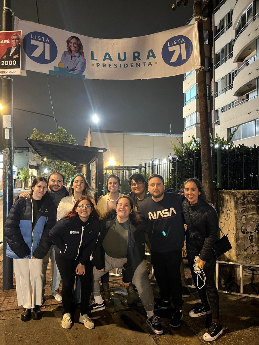 En la madrugada del 1ero de mayo, que mejor que colgar pasacalles de la @lista71 y @lauraraffo con la banda de @71jovenes Solo conocemos una forma de sacar el país adelante y es trabajando! Feliz día del trabajador 🫱🏻‍🫲🏼🇺🇾