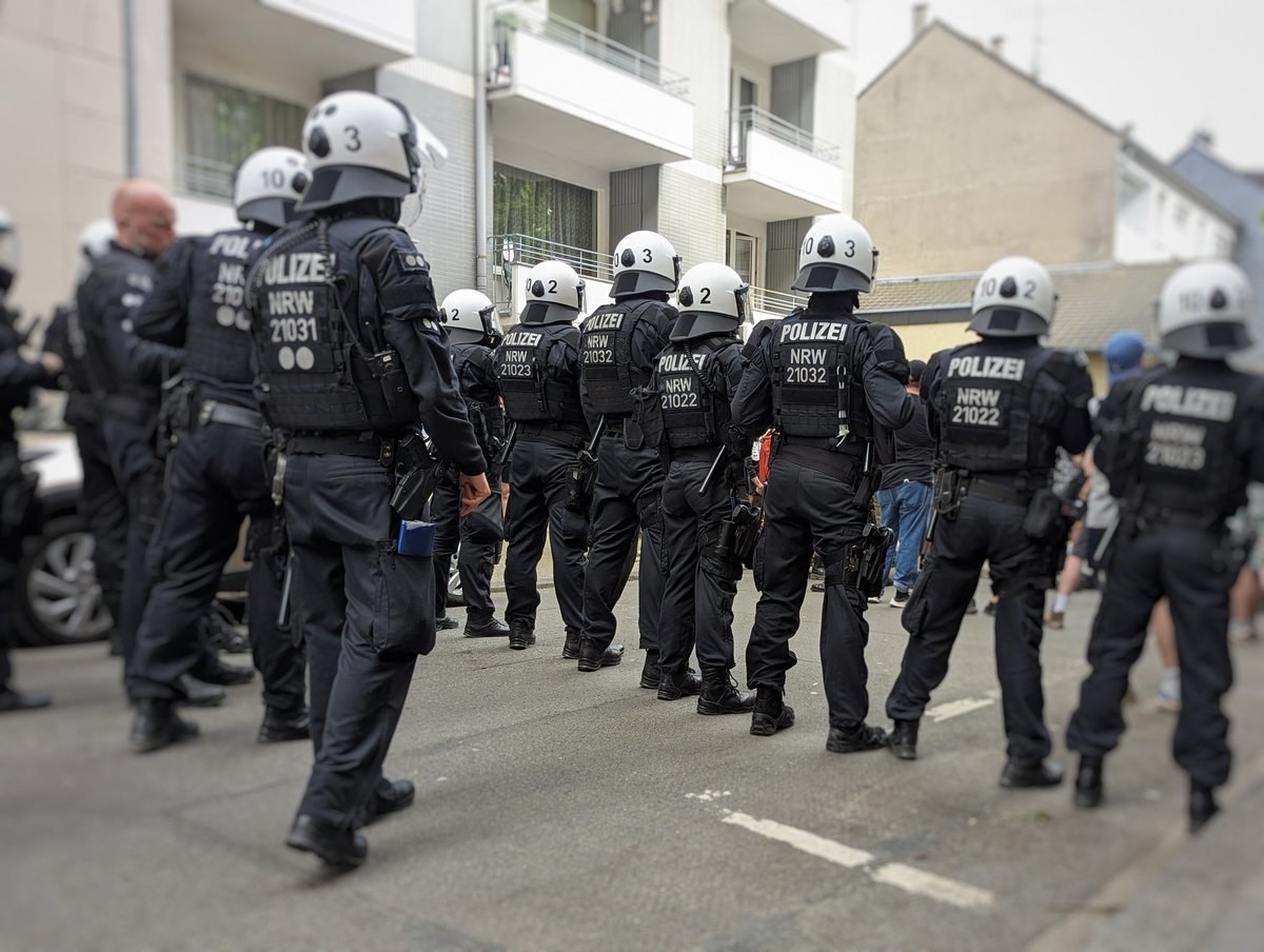 Der 1. Mai in Wuppertal bleibt seinem Ruf treu. Unangemeldet haben Menschen versucht für die soziale Revolution zu demonstrieren. Als Fahrradrennen hat das noch funktioniert. Als Laufdemo nicht. Jetzt sind 50 Menschen in einem Polizeikessel.