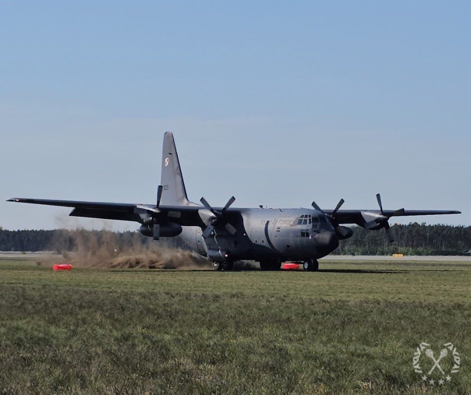 Idag startade utbildning/övning för C-130E-besättningarna på landning och start på en begränsad/kort gräsbana. 🇵🇱