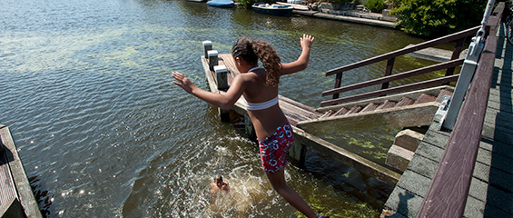 Vandaag is het zwemseizoen officieel gestart! Maar wist je dat niet al het natuurwater in Nederland geschikt is om in te zwemmen? Kijk daarom eerst of het water wel veilig is. Hier lees je hoe je dat snel te weten komt: ➡️ waterschappen.nl/zwemmen-in-ope…