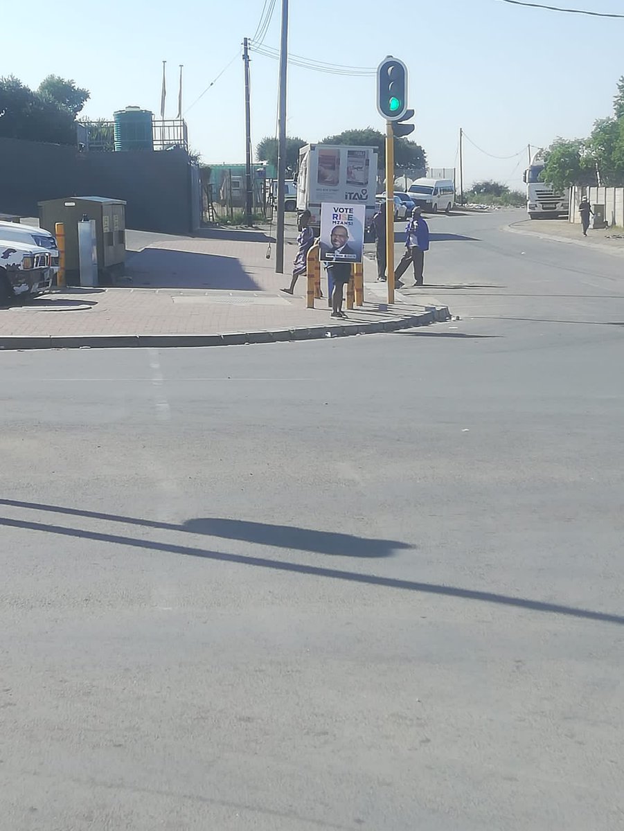 Palesa Monaheng and his team also doing Robot Blitz in Rocklands, Mangaung. This as the country commemorate 01 May workers day. 

We are the ones whom we have been waiting for! 
#WeNeedNewLeaders #VoteRISEMzansi