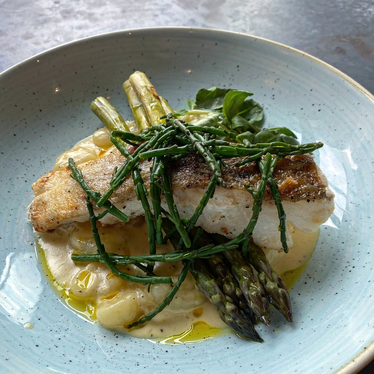 Well well well, if it isn’t another mouthwatering catch of the day. Perfect for your dinner♥️

Haddock fillet, creamy gnocchi, English asparagus and samphire.

#catchoftheday #skipperscatch