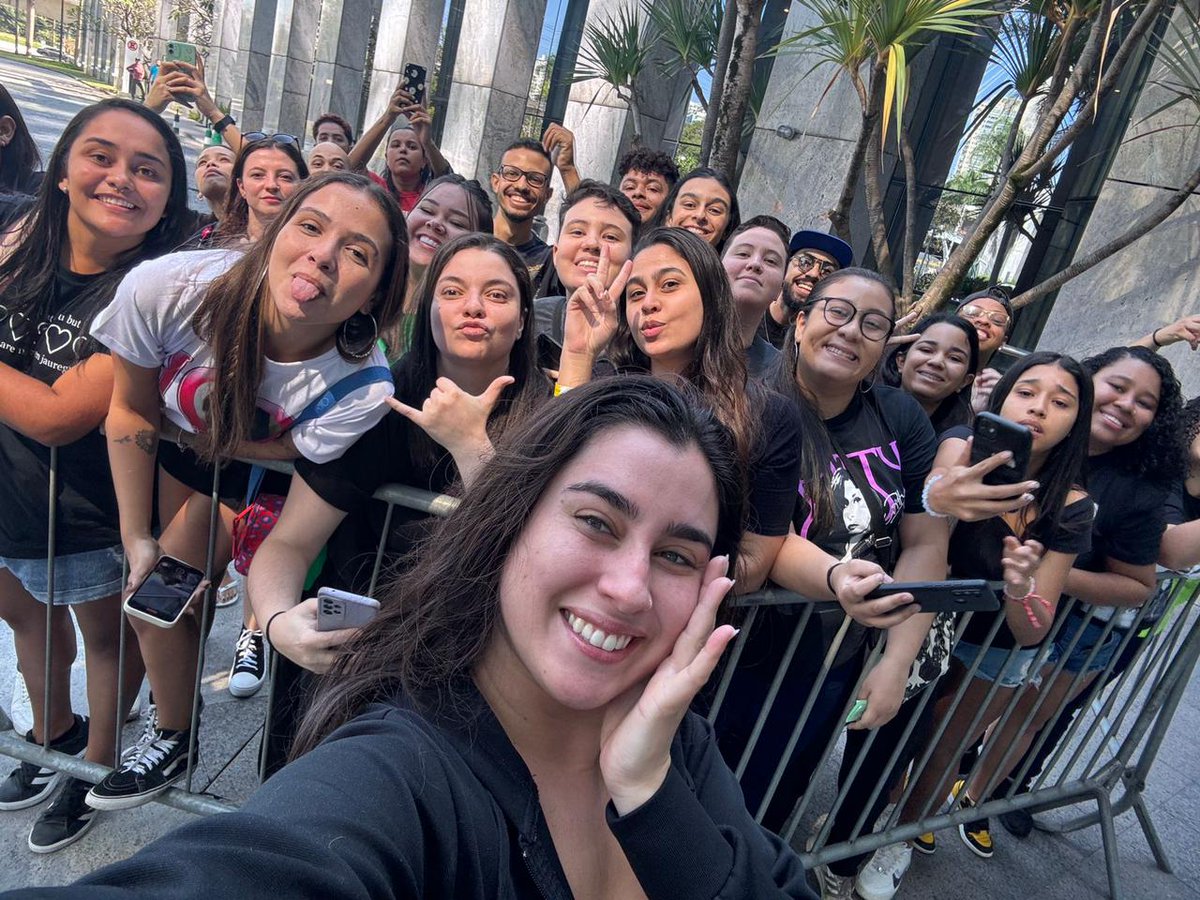 A CARINHA! 🥹 Lauren com fãs hoje na saída do hotel. 🫶🏻