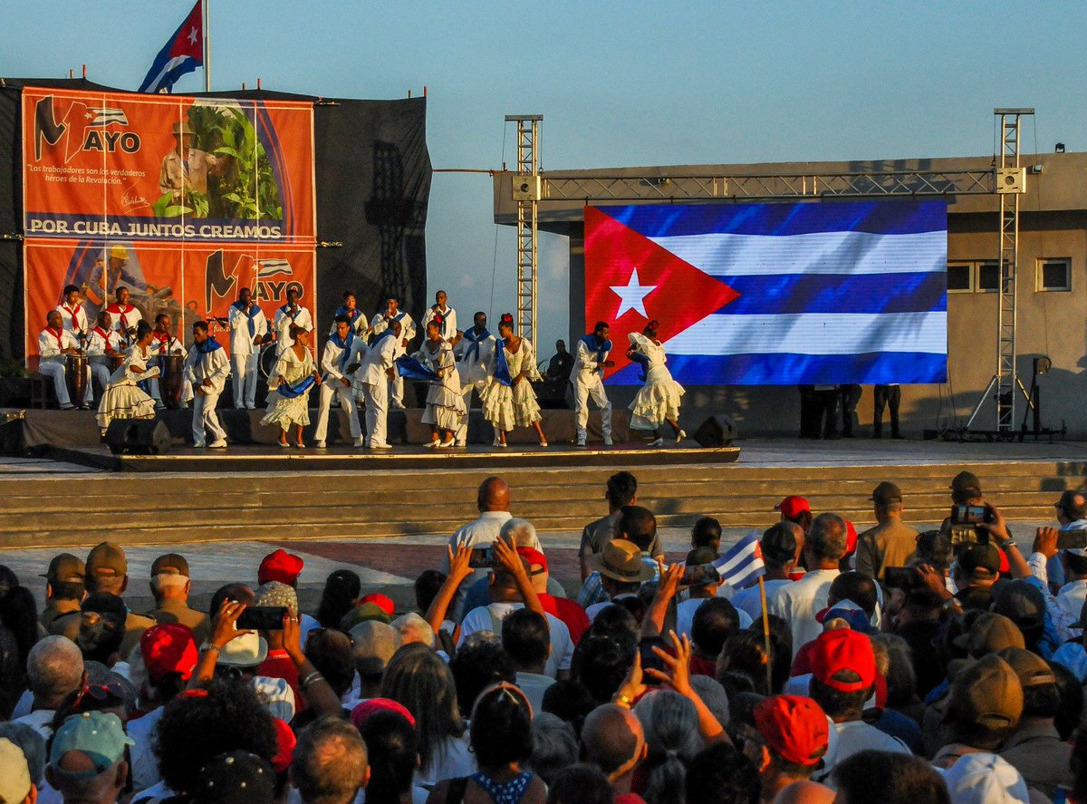 Este #1Mayo junto al General de Ejército Raúl Castro Ruz, desde la histórica Tribuna Antiimperialista, y en todo el país, celebramos el Día Internacional de los Trabajadores, demostración de la unidad de nuestro pueblo y de que #PorCubaJuntosCreamos.