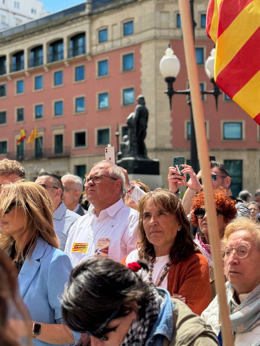 Catalunya té avui més treballadors i menys precarietat, gràcies a @Yolanda_Diaz_ @SomComuns @sumar . Queda camí per fer i ho farem a la #CatalunyaQueVe , avancem cap a la jornada laboral reduïda. Qui va votar en contra de l'actual reforma laboral que avui no es pengi la medalla